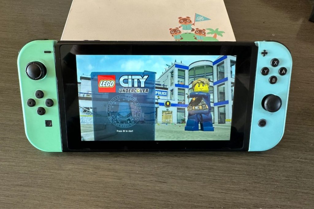 Nintendo Switch с Lego City Undercover на нем